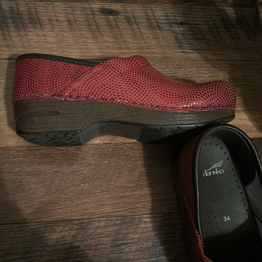 Dansko Red Snakeskin Print Clogs Size 34 - image 7